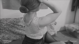 Seniorin Hilde 62 will stoßen Teil 1 Schwarz-weiß